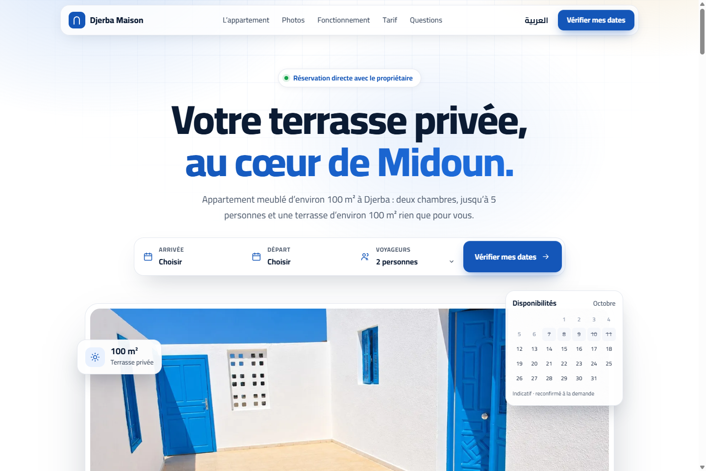 French Djerba Maison homepage with a blue headline about the private terrace in Midoun, arrival and departure controls, and a terrace photo with white walls and blue doors.
